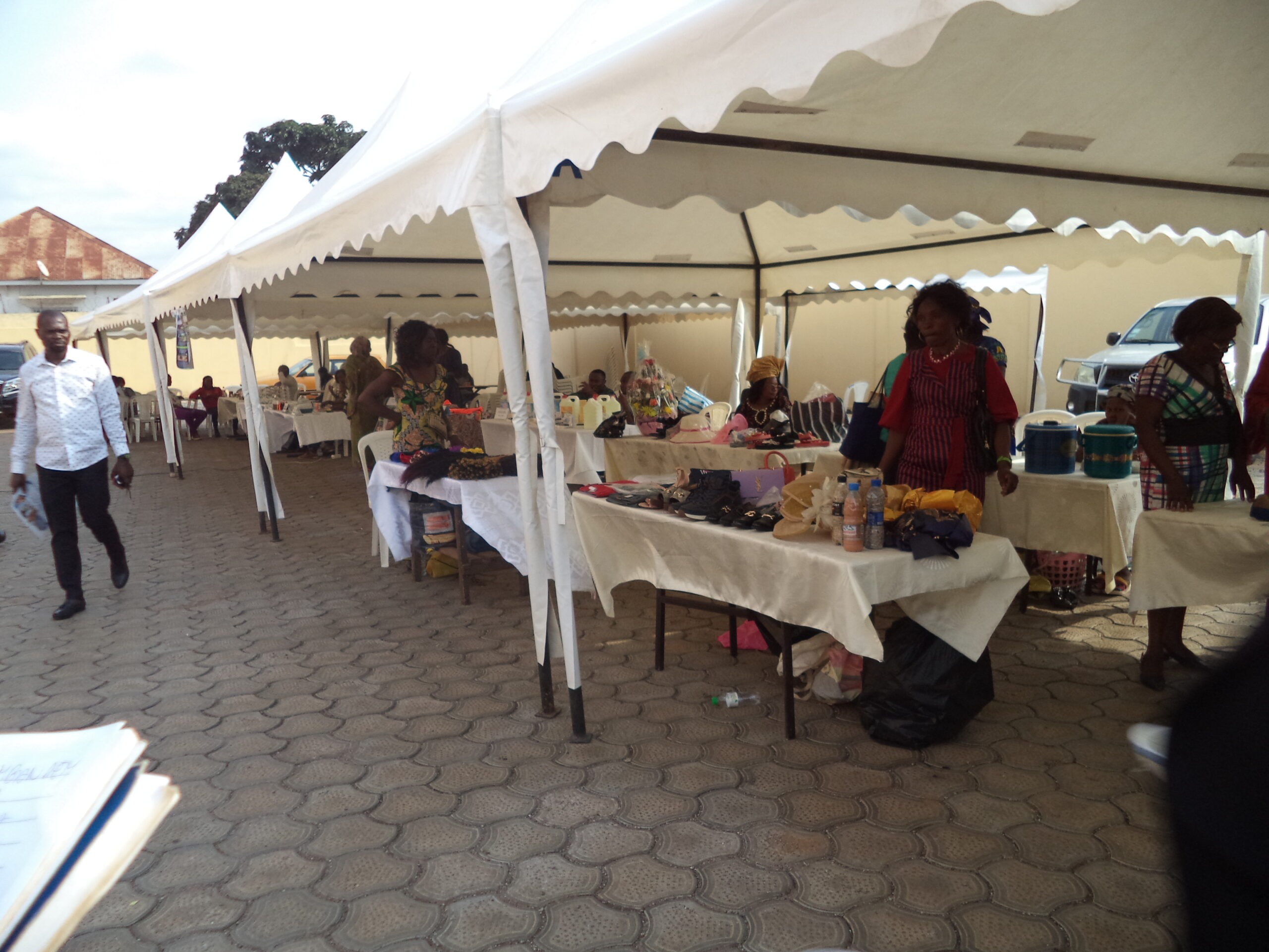 Le savoir faire des femmes du ministère des travaux publics exposé sur l’esplanade de la délégation régionale du Centre de Yaoundé