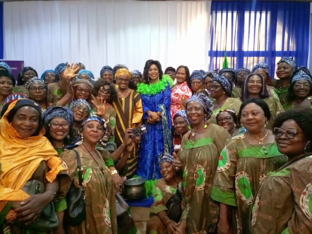 Les Femmes de la Communauté Bamendjou soutiennent leur Reine Ma’affo Paagouong autour de la marmite “On ne nous a pas tout dit”