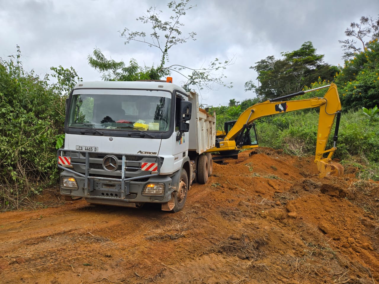 Route Ebolowa-Akom 2 – Kribi : L’entreprise ICM renforce son parc avec des engins du ministère des Travaux Publics